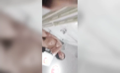 Một người đàn ông cải trang thành phụ nữ vào nhà vệ sinh nữ để lén quay phim các cô gái đang tắm. Trưởng nhóm đã bị bắt. Nguồn tài liệu đã hết bản in này sẽ không còn nữa.