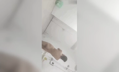 男扮女裝到女浴室偷拍女生洗澡,群主已經被抓,絕版資源,以後沒有了