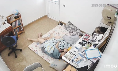 6.3 แฮกเกอร์เปิดกล้องที่บ้านและแอบถ่ายลูกสะใภ้ของฉันหลังจากที่เธอไปเข้าห้องน้ำในช่วงพักเที่ยง สามีของเธอถอดกางเกงออกและเย็ดเธอขณะที่ลูกชายของเธอนอนอยู่ข้างๆ เธอเหมือนสุนัขที่ตายแล้ว
