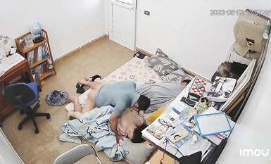 6.3 แฮกเกอร์เปิดกล้องที่บ้านและแอบถ่ายลูกสะใภ้ของฉันหลังจากที่เธอไปเข้าห้องน้ำในช่วงพักเที่ยง สามีของเธอถอดกางเกงออกและเย็ดเธอขณะที่ลูกชายของเธอนอนอยู่ข้างๆ เธอเหมือนสุนัขที่ตายแล้ว