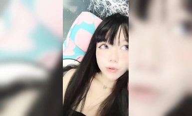 Siaran langsung seorang gadis cantik dengan wajah seperti kanak-kanak dan suara bayi yang kekanak-kanakan Puteri masih sangat merah jambu Lembu hitam besar bermain dengan faraj dan ia menjadi basah.