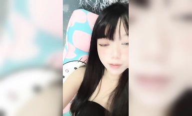 Siaran langsung seorang gadis cantik dengan wajah seperti kanak-kanak dan suara bayi yang kekanak-kanakan Puteri masih sangat merah jambu Lembu hitam besar bermain dengan faraj dan ia menjadi basah.