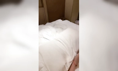 超高顏值美女！酒店開房約炮操逼！掰穴特寫求操，第一視角口交，抓著大肥臀後入，大力撞擊
