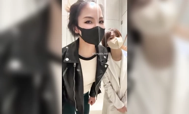 推特上海乾練短發氣質美女姐姐【未央】收費群福利~騷婊無時無刻不在放騷~紫薇噴水露出百合超級帶感 (8)