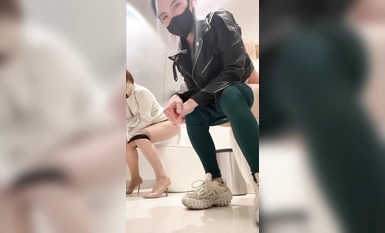 推特上海乾練短發氣質美女姐姐【未央】收費群福利~騷婊無時無刻不在放騷~紫薇噴水露出百合超級帶感 (8)