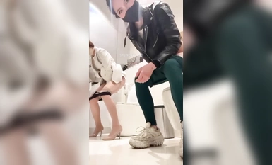 推特上海乾練短發氣質美女姐姐【未央】收費群福利~騷婊無時無刻不在放騷~紫薇噴水露出百合超級帶感 (8)