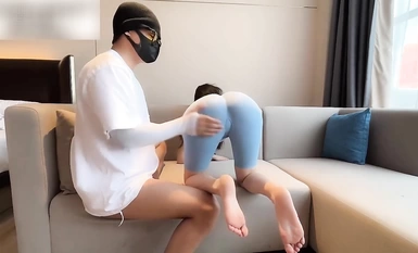 Bumisita ang fitness coach para sa mga dahilan ng pagganap at maaari lamang sanayin ng aking titi.