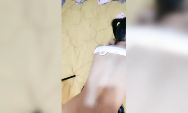雙馬尾00後蘿莉萌妹逼逼無毛被炮友各種姿勢玩弄，第一視角拍攝口交舔屌，翹起屁股拉著辮子後入，嗯嗯嗯小聲呻吟酥麻