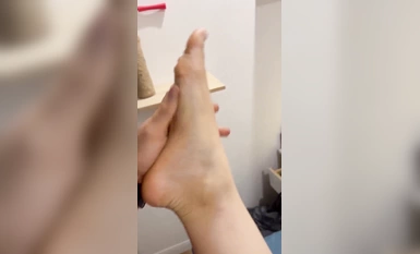 Một phụ nữ trẻ đã kết hôn đang quan hệ tình dục tại nhà và được đụ bởi một con cặc lớn, cô ấy có thể làm điều đó mà không cần bao cao su, nhưng cô ấy không thể xuất tinh vào bên trong âm hộ của mình.