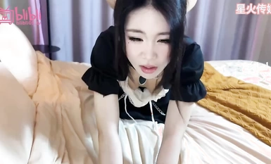 แม่บ้านสุดเซ็กซี่ให้บริการดูแลบ้านแบบสุญญากาศ ล้อเลียน และล้อเลียนเธอให้เพ้อฝันถึงหอยเป๋าฮื้อแสนอร่อย ใบหน้าอันบอบบางของเธอ และการถูกเย็ดจากด้านหลัง ท่าทางเล็กๆ น้อยๆ นี้ช่างดีจริงๆ