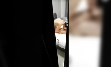 "Perbezaan Tertinggi Rahsia Isteri Kotor" Wanita panas sebenar pertama yang disetubuhi di rumah tanpa kondom dan krim! GXB budak suami isteri terkenal Twitter menembak secara peribadi, melatih dan melakukan hubungan seks dalam 3P dengan punggung