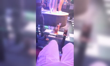 _2023-7-30 最新流出美女健身達人~翹臀桃桃夜店找牛郎吃雙份春葯後首次3P被兩個猛男輪干~瘋狂噴水 (1)