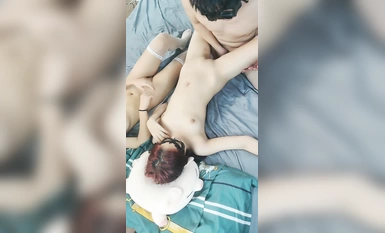 Hai cô gái trẻ không mặc quần áo với tất trắng rất gợi cảm và quyến rũ, họ liên tục phát ra những âm thanh dâm ô. Họ để anh chàng xăm trổ xoa ngực và chơi đùa với lồn của họ trong khi họ thay phiên nhau làm tình. .