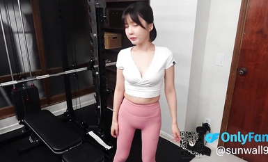 Ang Korean socialite na may magandang hitsura at mainit ang katawan ay nakikipagtalik sa sunwall gym at nakikipaglaro dito sa isang napakabango at open-air na kotse kasama ang laruan ng may-ari ng Mercedes-Benz na ginto (1)