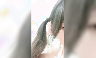 05年學生妹，神似王心凌，【性感大長腿】咕嚕熊，小穴粉逼流漿，身材苗條看得人心癢癢（4）