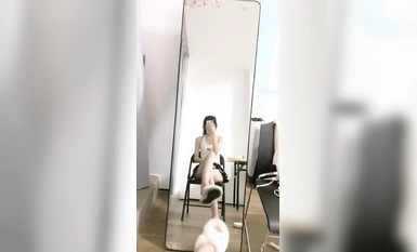 05年學生妹，神似王心凌，【性感大長腿】咕嚕熊，小穴粉逼流漿，身材苗條看得人心癢癢（3）