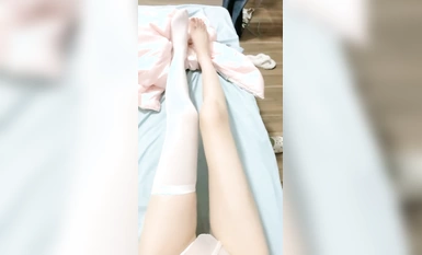 Seorang pelajar perempuan yang dilahirkan pada tahun 2005, dia kelihatan seperti Cyndi Wang, [kaki panjang seksi] Gulu Bear, farajnya berwarna merah jambu dan bocor, dan dia mempunyai susuk tubuh langsing yang membuatkan orang ramai berasa gatal (6)