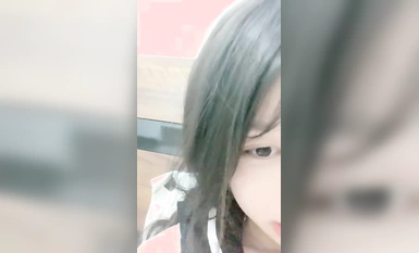 Seorang pelajar perempuan yang dilahirkan pada tahun 2005, dia kelihatan seperti Cyndi Wang, [kaki panjang seksi] Gulu Bear, farajnya berwarna merah jambu dan bocor, dan dia mempunyai susuk tubuh langsing yang membuatkan orang ramai berasa gatal (6)