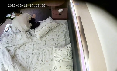 2023-8-11 Những bức ảnh chụp lén mới về nhà nghỉ B&B và khách sạn ❤️ Một cặp sinh viên đang đi nghỉ nhận phòng rồi trải ga trải giường và chăn bông của mình để quan hệ tình dục. Cô gái đang nói chuyện một cách quyến rũ.
