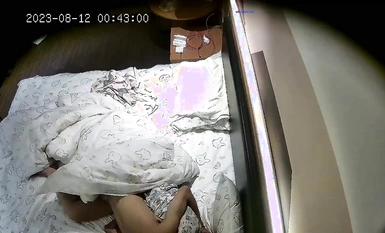 2023-8-11 Những bức ảnh chụp lén mới về nhà nghỉ B&B và khách sạn ❤️ Một cặp sinh viên đang đi nghỉ nhận phòng rồi trải ga trải giường và chăn bông của mình để quan hệ tình dục. Cô gái đang nói chuyện một cách quyến rũ.