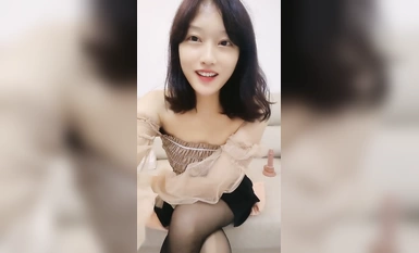 新人，真純的學妹，【鴨鴨小可愛】，關注了好久終於肯脫了，這小表情真是銷魂，少女的嫩穴遭罪了（1）