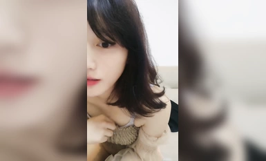 新人，真純的學妹，【鴨鴨小可愛】，關注了好久終於肯脫了，這小表情真是銷魂，少女的嫩穴遭罪了（1）