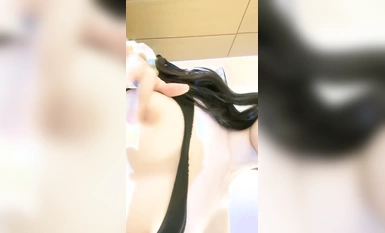 긴 다리와 긴 엉덩이를 가진 타이트한 청바지 검은 실크 여신 (3)
