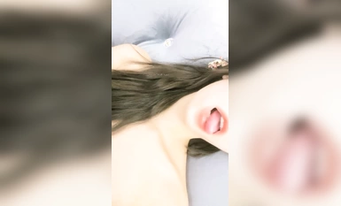 긴 다리와 긴 엉덩이를 가진 타이트한 청바지 검은 실크 여신 (3)