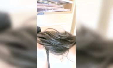 Dewi yang mempesona dalam stoking hitam dan denim ketat dengan punggung pert dan kaki panjang meletup dengan air mani (1)