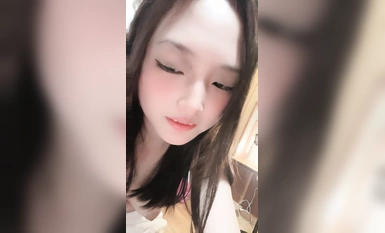 清純可愛美少女！甜美嫩妹妹！難得收費秀一波，無毛騷穴掰開特寫，彩虹假屌騎乘位，妹妹玩的還挺花
