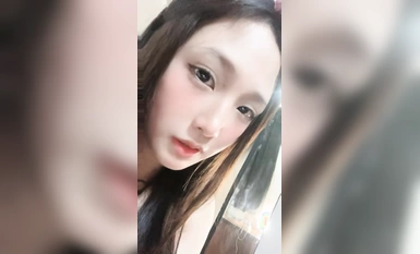 清純可愛美少女！甜美嫩妹妹！難得收費秀一波，無毛騷穴掰開特寫，彩虹假屌騎乘位，妹妹玩的還挺花