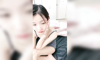 Gadis cantik sekolah itu pergi ke laut, dan disentuh secara bergilir-gilir untuk pertama kali dalam bertiga [Cang Xiaomei], lubang rama-ramanya dihukum dengan teruk sehingga dia mengerutkan kening, sakit dan berasa baik (2 )