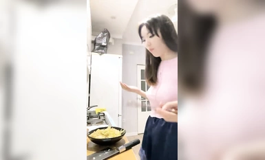 Gadis slutty miang menunjukkan mukanya dalam stoking hitam dan telah dipermainkan dengan pelbagai cara oleh adik lelakinya Dia memberikan pukulan kepada ayam besar dan dalam mulutnya Dia berbaring di sisinya dan menggosok buah dadanya dan merangkap air ma