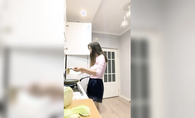 Gadis slutty miang menunjukkan mukanya dalam stoking hitam dan telah dipermainkan dengan pelbagai cara oleh adik lelakinya Dia memberikan pukulan kepada ayam besar dan dalam mulutnya Dia berbaring di sisinya dan menggosok buah dadanya dan merangkap air ma