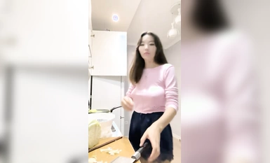 Gadis slutty miang menunjukkan mukanya dalam stoking hitam dan telah dipermainkan dengan pelbagai cara oleh adik lelakinya Dia memberikan pukulan kepada ayam besar dan dalam mulutnya Dia berbaring di sisinya dan menggosok buah dadanya dan merangkap air ma
