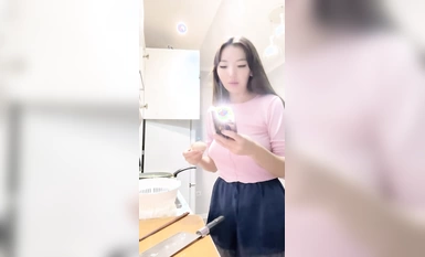 Gadis slutty miang menunjukkan mukanya dalam stoking hitam dan telah dipermainkan dengan pelbagai cara oleh adik lelakinya Dia memberikan pukulan kepada ayam besar dan dalam mulutnya Dia berbaring di sisinya dan menggosok buah dadanya dan merangkap air ma