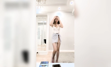 飢渴的騷妹妹黑絲情趣露臉被小哥們各種玩弄，口交大雞巴深喉草嘴，躺著側入揉著騷奶子爆草 (3)