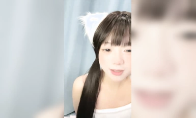 小さなプリンを一口で食べる2人目のカワイイ女の子(5)