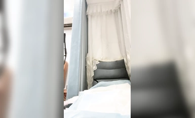 小さなプリンを一口で食べる2人目のカワイイ女の子(5)