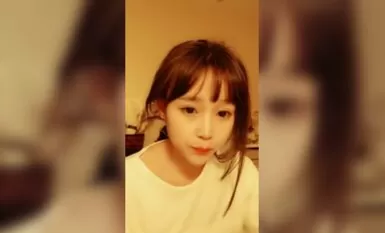 KIKI สาวน่ารักสุดน่ารักที่บริสุทธิ์อันดับต้น ๆ กลับมาอวดอีกครั้งด้วยรูปร่างที่เพรียวบางกล้ามเนื้อหน้าท้องและเสื้อกั๊กเธอถอดชุดชั้นในและมีขนมปังไร้ขนแล้วใช้นิ้วลูบหีของเธอในระยะใกล้ซึ่งมาก ดึงดูด