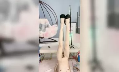 Dance Department beauty under the sea yellow broadcast, see-through small belly pocket jump umbrella dance, water snake waist slender legs, inverted one-horse, red high-heeled shoes, scratching the head temptation