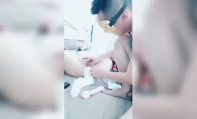 Ang maliit na walang buhok na puting tigre loli ay nilalaro at sinanay ng kanyang malaking kapatid na lalaki sa kanyang anus at fucked sa damo.