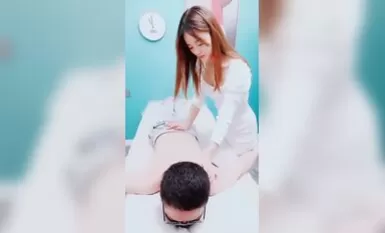 按摩店的无限春光，头号技师，肤白貌美小少妇，眼镜男来享受，清晰度提升，视觉效果满分有特写