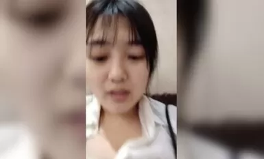 Ang bagong inosenteng babae ay nang-aakit sa kanyang matalik na kaibigan na gumawa ng isang live na palabas nang magkasama. Ipinakita niya ang kanyang mukha sa buong palabas nang walang mga filter ng kagandahan. .