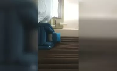 "鋭いスラストで "ファックしようとして非常にスプレーヒョウ柄の若い女性、花の腕の入れ墨空の太い穴のライン、ファックの爆発に戻るディープスロート巨根をすることができ、濡れた後にベッドを見るようになる