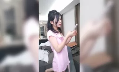 粉色制服可爱妹子，趴下给男友吃屌，没想到还不小呢，口活精湛有说有笑完美一个春宫图