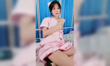 Jururawat kecil bekerja syif malam Dia tidak tahan pada lewat malam Dia melancap farajnya dan menggosok teteknya dengan alat peraga sepanjang masa dan memberikan blowjob kepada abangnya di atas katil hospital mengambil inisiatif untuk meniduri abang dan i