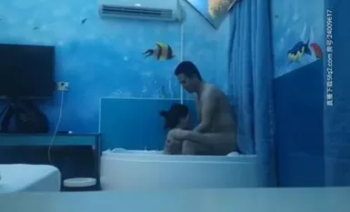 좋은 가족 작은 창녀 러브 호텔을 섹스하려고하는 오빠, 기분 나쁜 욕조 원앙 목욕, 벽을 버스트 삽입으로 다시 잡고, 욕조 옆에 앉아, 소녀는 위아래로 이니셔티브를 타고 앉는 것