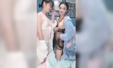 Dalawang loli na babae ay may madamdamin na 4P Ang kapistahan ng cream ay pinahiran sa buong katawan at dinilaan ito ng maliit na kapatid kapana-panabik at kapana-panabik.