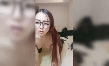 黑丝露脸小甜心激情大秀啪啪，给小哥口交大鸡巴，清纯的颜值风骚的表情配合小哥的各种抽插，浪叫呻吟刺激